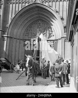 Rubens Meisterwerk 'die Kreuzabnahme' wurde aus der Kathedrale von Antwerpen an einen Ort der Sicherheit entfernt. Die belgischen Behörden gingen keine Chancen ein, da das unbezahlbare Kunstwerk von der vorrückenden deutschen Armee gestohlen wurde. Das Gemälde wurde in einem früheren Konflikt von Napoleon beschlagnahmt und entfernt und nach seinem Sieg bei Waterloo von Wellington in die Kathedrale zurückgebracht. Ca. 7th. September 1914 Stockfoto