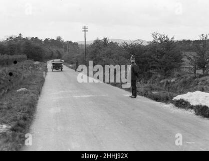 Der Mordfall Andover Motor.der Taxifahrer Sidney George Spicer wurde am 24th. April 1920 von Percy Topliss auf Thruxton Down angeschossen und getötet. Das Bild zeigt einen Polizisten, der die Straße bewacht, auf der die Leiche von Herrn Spicer gefunden wurde. April 1920. Stockfoto