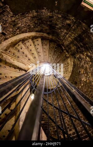 Alte Wendeltreppe zu tiefen und langen unterirdischen Höhlen, die Champagner Sekt aus chardonnay und Pinor Noir Trauben in Reims, Champagne, F Stockfoto