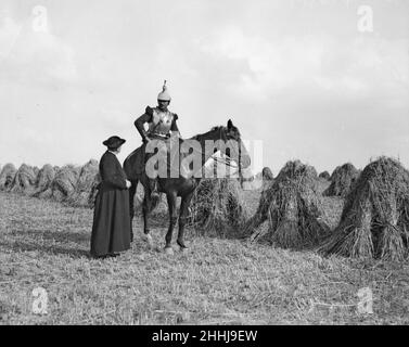 Ein Priester spricht mit einem französischen Cuirassiers in einem Maisfeld an der Grenze zwischen Belgien und Frankreich. Circa August 1914 Stockfoto