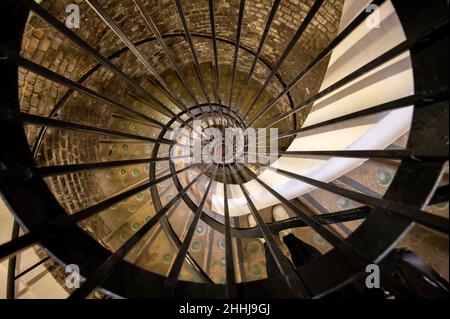 Alte Wendeltreppe zu tiefen und langen unterirdischen Höhlen, die Champagner Sekt aus chardonnay und Pinor Noir Trauben in Reims, Champagne, F Stockfoto