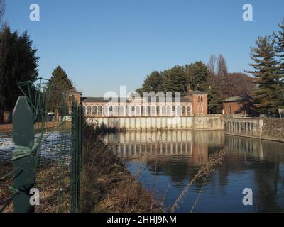 Gebäude bei der Eröffnung der künstlichen Wasserstraße Canale Cavour, erbaut um 1866 in Chivasso, Italien Stockfoto