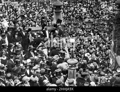 Der Hauptjunge der öffentlichen Schule von Harrow ruft zum Jubel für den Premierminister auf, als er am 1923. Juni den Sprechsaal verlässt Stockfoto