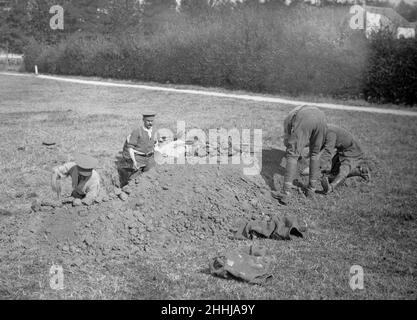 Mitglieder der Royal Horse Artillery haben hier gesehen, wie sie Erdarbeiten um ihre Gewehre in Nordfrankreich bauten. Ca. Oktober 1914 Stockfoto