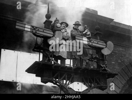 Generalstreik 1926. Freiwillige Signalleute, die die Signale vor ihrem Arbeitsbeginn inspizieren. 11th Mai 1926. Stockfoto