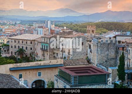 Girona, Spanien - 15. Juli 2018, Kloster Sant Pere de Galligants, Girona, Spanien. Blick auf die mittelalterliche Altstadt von oben Stockfoto