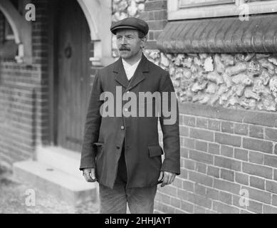 Der Andover Motor Mordfall. Der Taxifahrer Sidney George Spicer wurde am 24th. April 1920 von Percy Topliss auf Thruxton Down angeschossen und getötet. Bild zeigt Mr Burridge, der den Leichnam des Opfers Sidney Spicer gefunden hat. April 1920 . Stockfoto