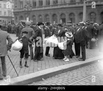 Flüchtlinge der vorrückenden deutschen Armee in Brüssel, die hier auf die Evakuierung aus der Stadt um den 18th. August 1914 warteten Stockfoto