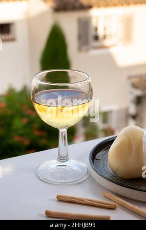 Käsesammlung, halbharter französischer Blauschimmelkäse roquefort aus Roquefort-sur-Soulzon, Frankreich, serviert mit süßem kalten französischen Weißwein, aus nächster Nähe Stockfoto