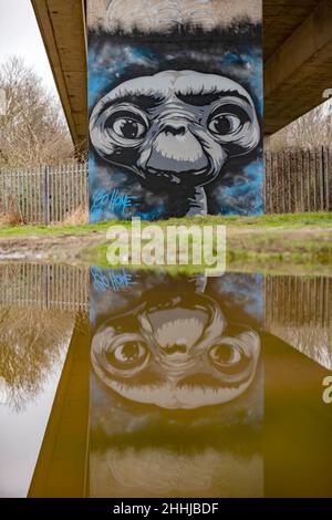 Street Art, ET von „Dogz“ auf der Unterführung der Brücke A30 in Hayle, Cornwall, Großbritannien Stockfoto