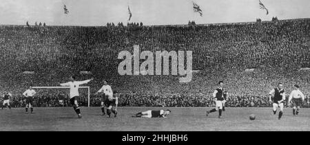 Bolton Wanderers gegen West Ham FA Cup Finale 1923. Bolton Mitte Hälfte Jimmy Seddon appellierte für ein Foul während des Spiels. Zwei Minuten nach Spielbeginn und ein zweites Halbtreffer von Jack Smit vergaben Bolton einen zwei-Null-Sieg über die Hammers. Dem Finale gingen chaotische Szenen voraus, als riesige Menschenmengen in das Stadion einstiegen und seine offizielle Kapazität von etwa 125.000 Personen bei Weitem überstiegen. Es wurde angenommen, dass eine Menge von bis zu 300.000 Zuschauern Zugang erhielt, was dazu führte, dass die Terrassen überfüllten und die Zuschauer auf den Platz kamen. Berittene Polizisten, darunter einer auf einem weißen Ho Stockfoto