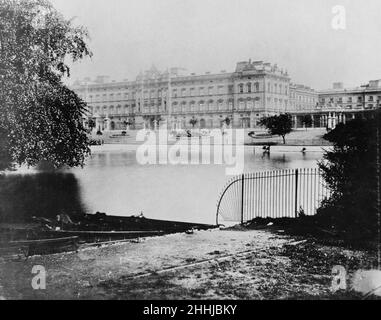 Vorderansicht des Buckingham Palace vom St James Park, vor 1913. Ca. 1911. Stockfoto