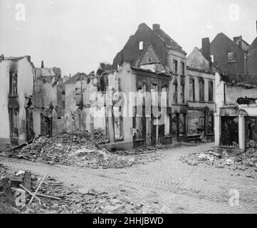 Die belgische Stadt Termonde ist nach ihrer Eroberung nur noch ein Trümmerhaufen, und das Bild zeigt die Verwüstung, die die Deutschen während ihrer Besatzung angerichtet haben. Häuser wurden von den Deutschen als Vergeltung für die Belgier, die ihnen keine Freifahrt gaben, abgefeuert und zerstört. Circa September 8th 1914 Stockfoto