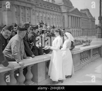 Englische Krankenschwestern sahen hier vor dem Königspalast belgische Soldaten treffen, bevor sie Brüssel zur Front verließen, um sich um die Verwundeten zu kümmern. Die Bewohner begrüssen sie sehr herzlich, und alle sagten, wie nett und sympathisch sie aussahen. Ihre Soldaten fühlten sie, dass sie in geschickt Händen wären. Jeder Mann, der aus Lüttich in die Hauptstadt zurückkehrt, gilt als Held und wird immer wieder die wunderbare Geschichte erzählen, wie die Deutschen von einer heldenhaften kleinen Gruppe von Verteidigern abgestoßen wurden. August 1914 Stockfoto