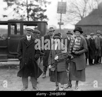 Mordfall Crowborough Farm, Herr Sands, mit Frau Annie Price und Frau Florence May Cosham, Nachbarn des Angeklagten John Norman Holmes Thorne, Februar 1925 Stockfoto