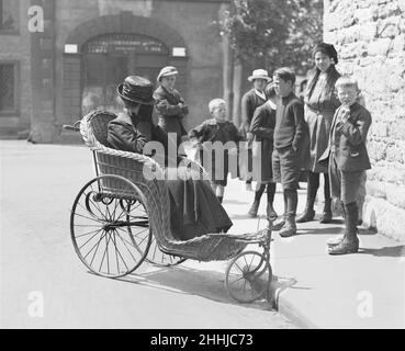 Der Andover Motor Mordfall. Der Taxifahrer Sidney George Spicer wurde am 24th. April 1920 von Percy Topliss auf Thruxton Down angeschossen und getötet. Die Mutter des Angeklagten kommt nach seinem Tod im Rathaus von Penrith zur Untersuchung an. 8th. Juni 1920. Stockfoto