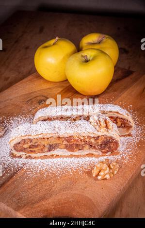 appel Nuss Strudel Strudel Holz Stockfoto