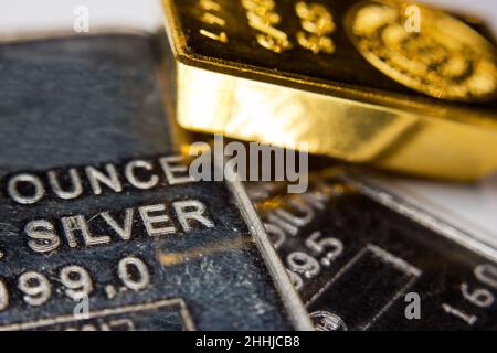 Nahaufnahme eines Goldbarren auf einer Feinunze Silber- und Palladium-Bar Stockfoto
