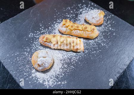 eclair french Gebäck Biskuitkuchen Stockfoto