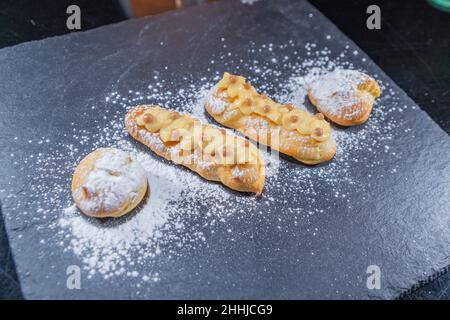eclair french Gebäck Biskuitkuchen Stockfoto