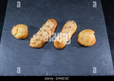 eclair french Gebäck Biskuitkuchen Stockfoto
