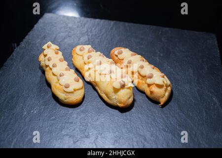eclair french Gebäck Biskuitkuchen Stockfoto