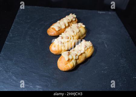 eclair french Gebäck Biskuitkuchen Stockfoto