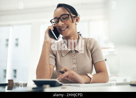 Ein paar Geld zu sortieren, ist mit ihrer Bank wichtig Stockfoto