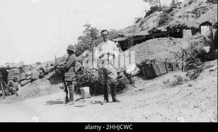 Die ANZACS in der Ruhezeit. Das australische Viertel liegt direkt hinter den Schützengräben an der Front auf der Halbinsel Gallipoli, wo die Soldaten eine ruhige Zigarette genießen können, ohne kurzfristig unter Deckung zu sein. Circa Juni 1915 Stockfoto