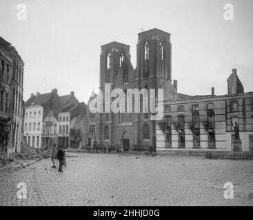 Die belgische Stadt Termonde ist nach ihrer Eroberung nur noch ein Trümmerhaufen, und das Bild zeigt die Verwüstung, die die Deutschen während ihrer Besatzung angerichtet haben. Häuser wurden von den Deutschen als Vergeltung für die Belgier, die ihnen keine Freifahrt gaben, abgefeuert und zerstört. Circa September 8th 1914 Stockfoto