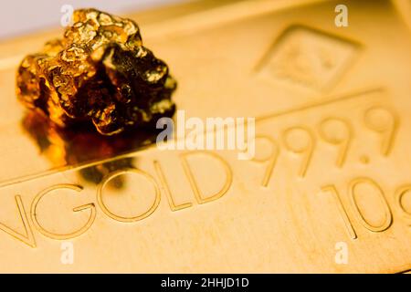 Nahaufnahme von Goldbarren und einem Goldbarren Stockfoto