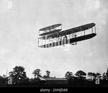 Das Flugzeug der Gebrüder Wright wird 1909 in Pau, Frankreich, geflogen. Ihre ursprüngliche Maschine von 1903, in der sie zum ersten Mal flogen, wurde in Ohio durch starke Winde beschädigt und nie wieder verwendet. Stockfoto