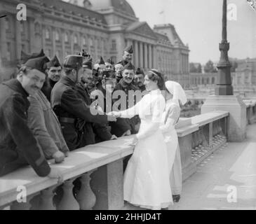 Englische Krankenschwestern sahen hier vor dem Königspalast belgische Soldaten treffen, bevor sie Brüssel zur Front verließen, um sich um die Verwundeten zu kümmern. Die Bewohner begrüssen sie sehr herzlich, und alle sagten, wie nett und sympathisch sie aussahen. Ihre Soldaten fühlten sie, dass sie in geschickt Händen wären. Jeder Mann, der aus Lüttich in die Hauptstadt zurückkehrt, gilt als Held und wird immer wieder die wunderbare Geschichte erzählen, wie die Deutschen von einer heldenhaften kleinen Gruppe von Verteidigern abgestoßen wurden. August 1914 Stockfoto