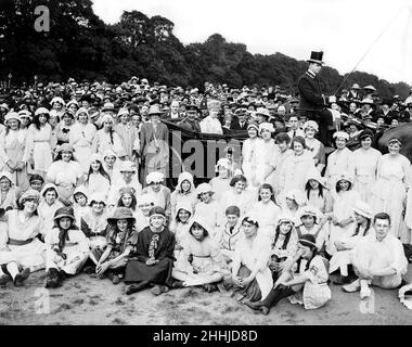 Peace Day Feiern im Hyde Park. König Georg V. und die Königin in ihrem Wagen, Juli 1919. Stockfoto