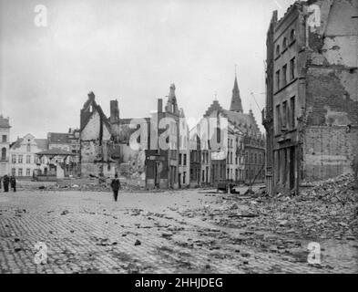 Die belgische Stadt Termonde ist nach ihrer Eroberung nur noch ein Trümmerhaufen, und das Bild zeigt die Verwüstung, die die Deutschen während ihrer Besatzung angerichtet haben. Häuser wurden von den Deutschen als Vergeltung für die Belgier, die ihnen keine Freifahrt gaben, abgefeuert und zerstört. Circa September 8th 1914 Stockfoto