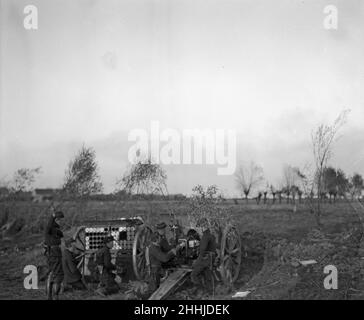 Belgische Feldartillerie, die hier in Aktion bei Diksmuide während der Schlacht am Yser gesehen wird. Ca. Oktober 17th 1914 Stockfoto