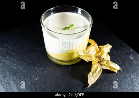 Panacotta Maus Mango Zitrone Limette Glas Holz Stockfoto