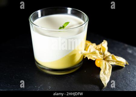 Panacotta Maus Mango Zitrone Limette Glas Holz Stockfoto