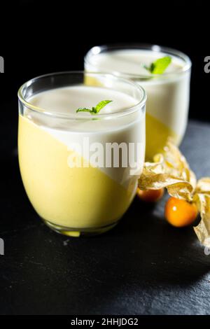 Panacotta Maus Mango Zitrone Limette Glas Holz Stockfoto