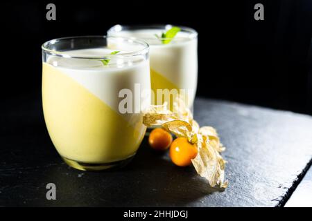 Panacotta Maus Mango Zitrone Limette Glas Holz Stockfoto