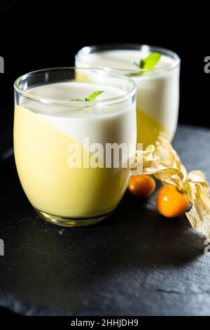 Panacotta Maus Mango Zitrone Limette Glas Holz Stockfoto