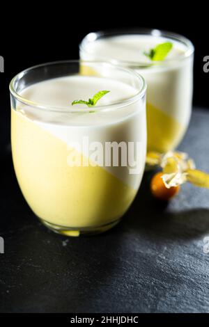 Panacotta Maus Mango Zitrone Limette Glas Holz Stockfoto