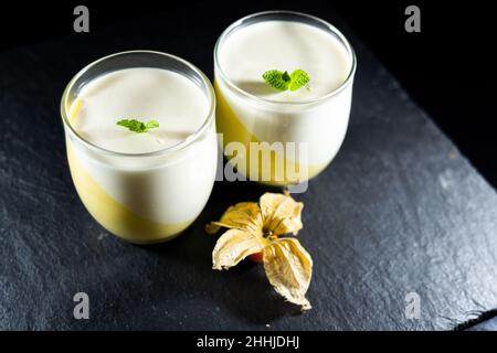 Panacotta Maus Mango Zitrone Limette Glas Holz Stockfoto