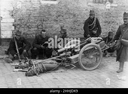 Belgische Schützenhundemannschaften ruhen sich auf dem Weg nach Hofstade aus 28th. September 1914 zu Beginn des Ersten Weltkriegs hat die belgische Armee 102 Maschinengewehre eingesetzt. Viele dieser Waffen wurden von speziell ausgebildeten belgischen Mastiff-Hundeteams auf kleinen Gewehrwagen gezogen, die mehr als in der Lage waren, das Gewicht eines Maxim-Maschinengewehrs von 60lbs zu ziehen. Die Hundeteams konnten die Maschinengewehrwagen und -Munitionswagen mit einem Gesamtgewicht von bis zu 200lbs Stück über lange Strecken mit einem Tempo von 4 bis 5 Meilen pro Stunde ziehen. Stockfoto