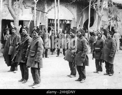 Soldaten ziehen durch die Straßen von Teheran, Iran. April 1916. Die Kämpfe an den nördlichen Grenzen zwischen russischen und türkischen Truppen haben die iranische Armee in Alarmbereitschaft gebracht. Stockfoto