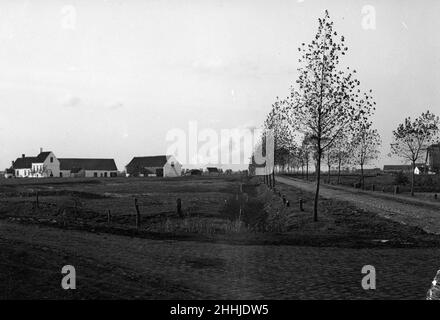 Granaten, die während der Schlacht am Yser in der Nähe von Diksmuide über dem Schlachtfeld platzen, sind im Vordergrund die Schützengräben der belgischen Armee zu sehen. Ca. Oktober 17th 1914 Stockfoto