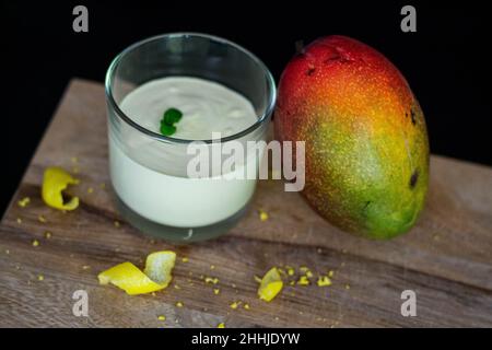 Panacotta Maus Mango Zitrone Limette Glas Holz Stockfoto