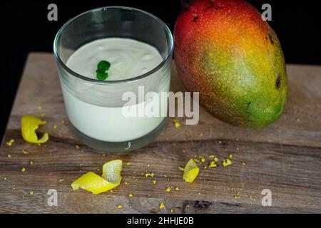 Panacotta Maus Mango Zitrone Limette Glas Holz Stockfoto