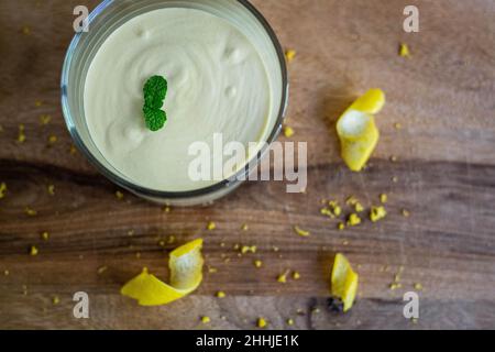 Panacotta Maus Mango Zitrone Limette Glas Holz Stockfoto