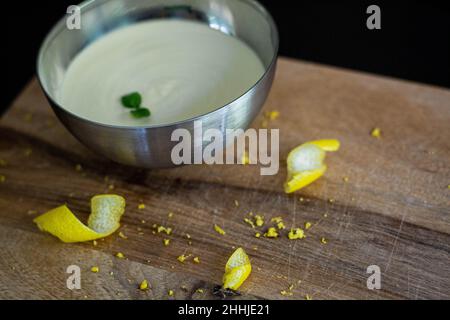 Panacotta Maus Mango Zitrone Limette Glas Holz Stockfoto